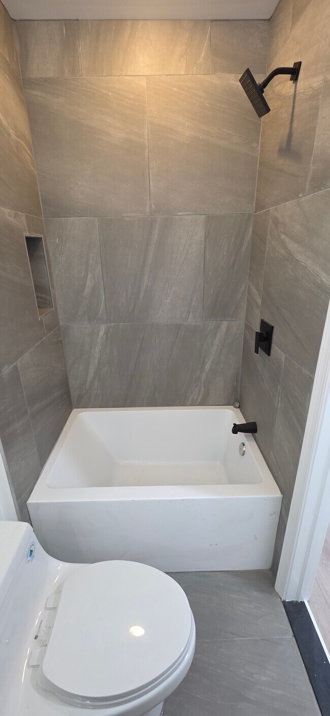 Building Photo - 222 N Glover St