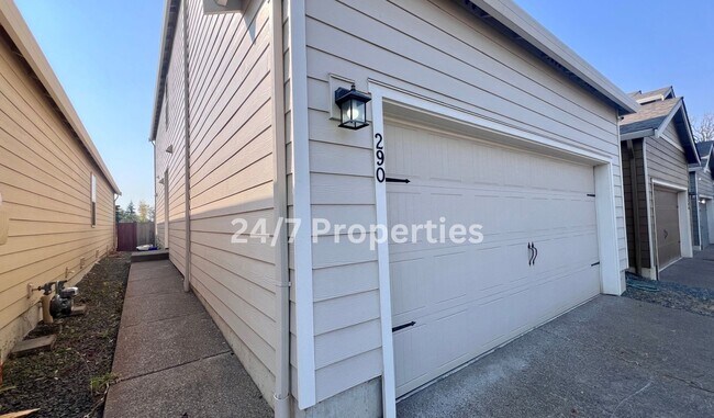 Building Photo - *1/2 OFF FIRST MONTH'S RENT* Magnificent 4BD I 2.5BA Molalla Home