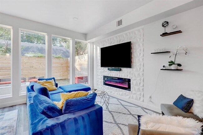 Building Photo - 5006 Golden Forest Dr