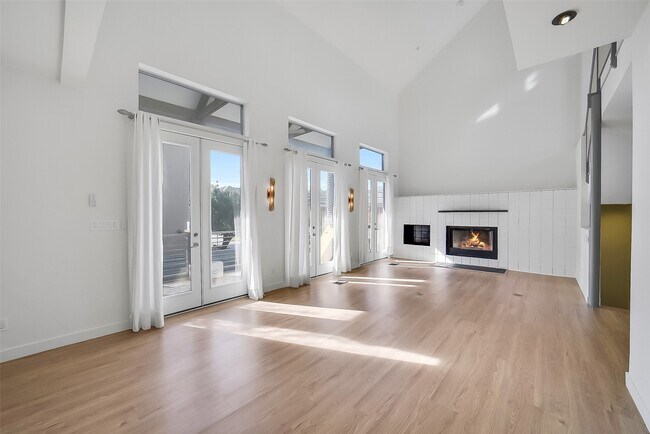 Building Photo - 320 Detering St