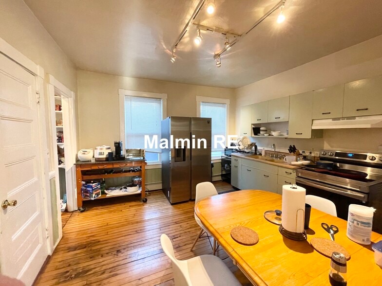 Building Photo - 19 Sachem St