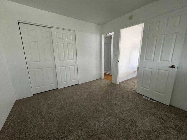 Building Photo - Beautifully Remodled 2 Bed 2 Bath Top Floo...