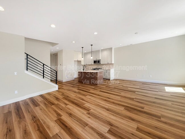 Building Photo - 373 E Lombard Ln