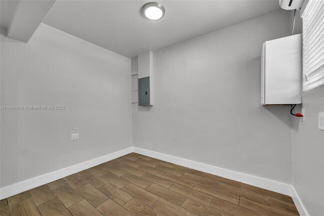 Building Photo - 2224 Plunkett St