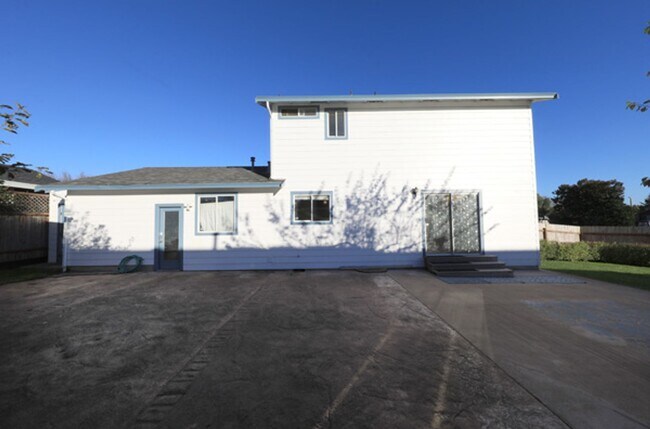 Building Photo - Spacious 3/2 with large yard