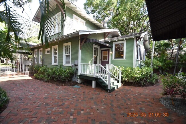 Building Photo - 810 S Packwood Ave