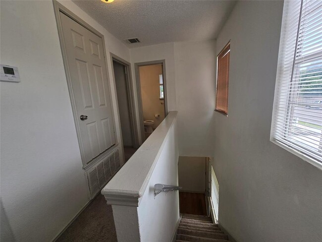 Building Photo - 807 Meadowcreek Dr