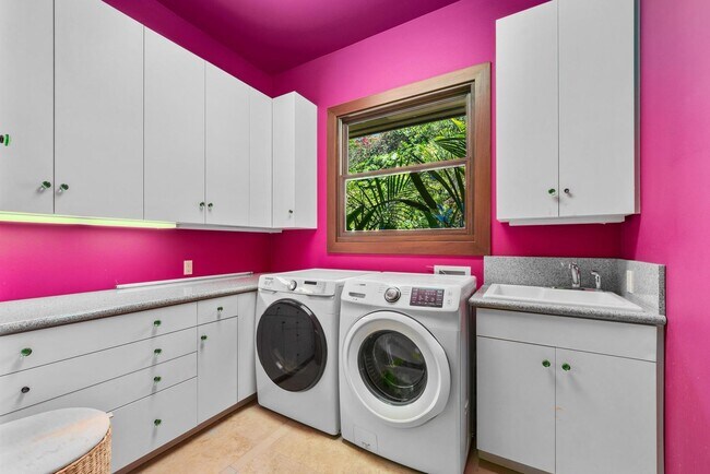 Building Photo - Luxury furnished 4 bedroom 3 bathroom with pool, spa, and outdoor showers