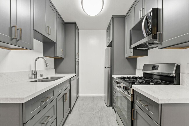 Building Photo - 844 5th St, steps to Montana Ave, 5 blocks to the beach!