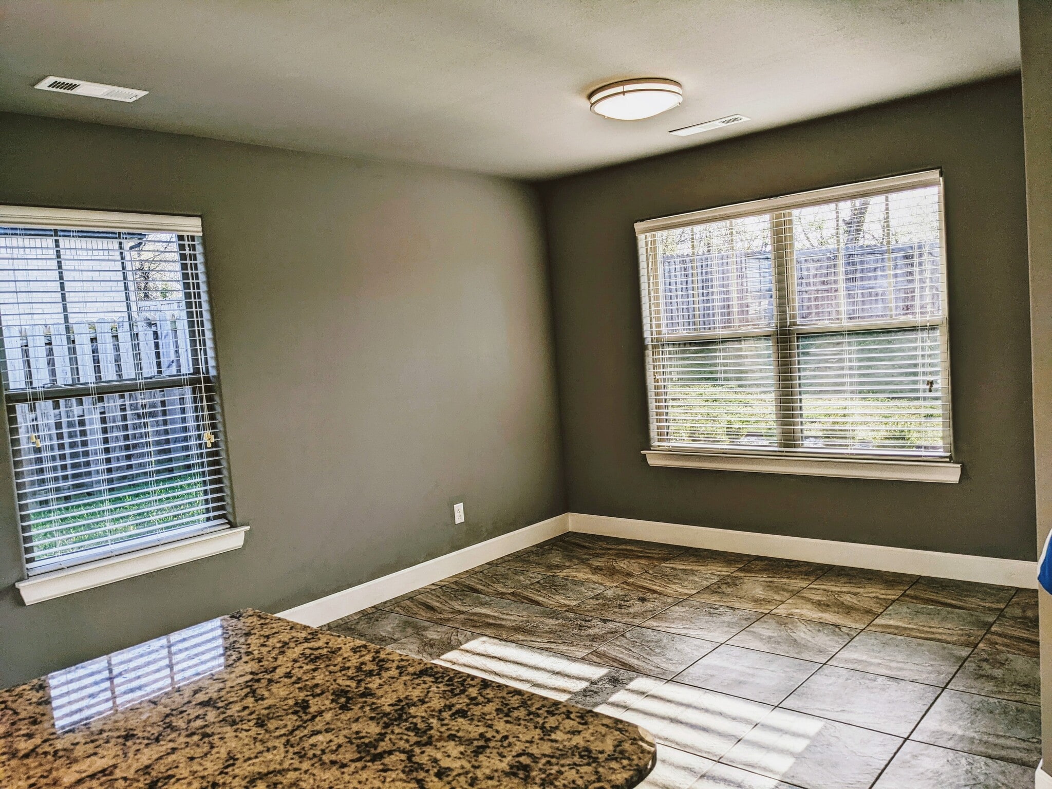 Building Photo - 700 Hawthorn Way