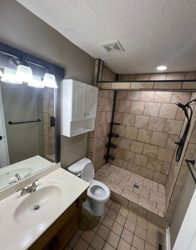 Building Photo - 925 NE Carousel Ln