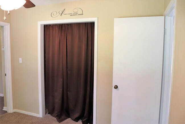 Building Photo - Charming 3-Bedroom + BONUS SUNROOM