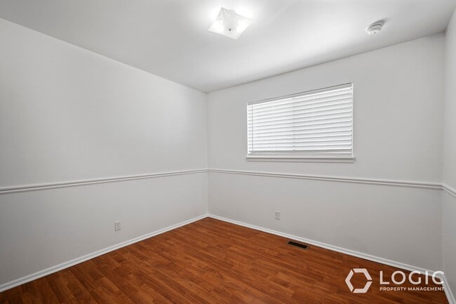 Building Photo - Beautiful Spacious Home in Great Sandy Loc...