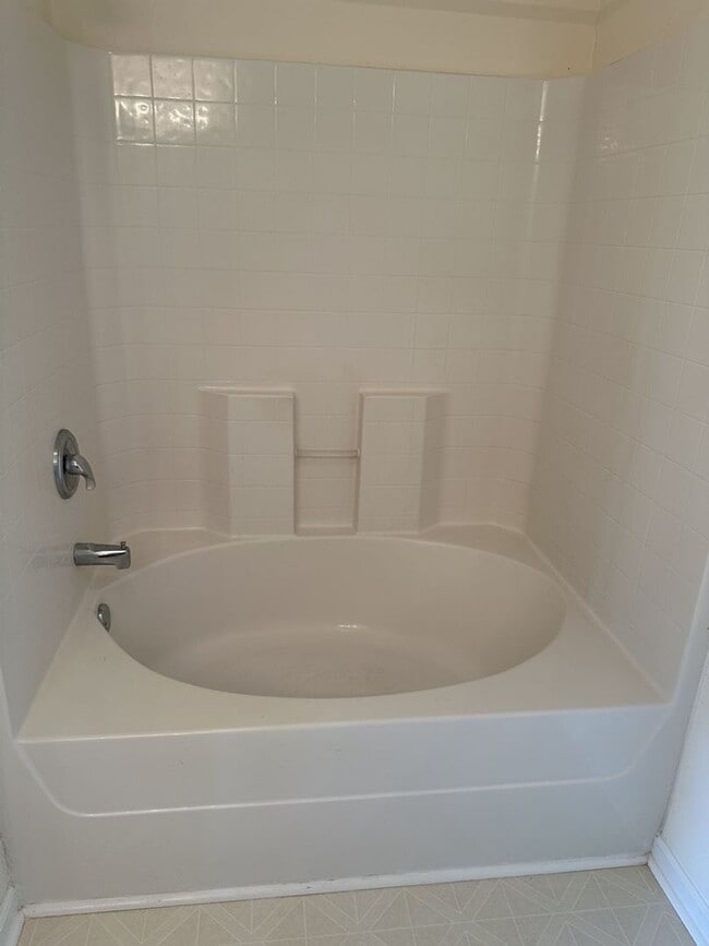 Building Photo - 10 Evergreen Oak Dr