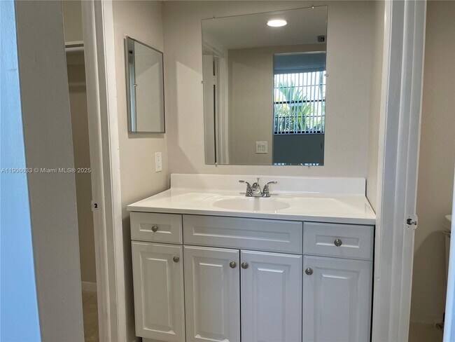 Building Photo - 10815 SW 112th Ave