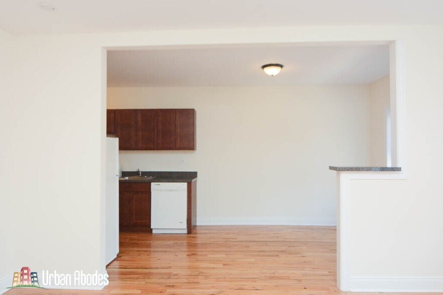 Building Photo - 625 W Cornelia Ave