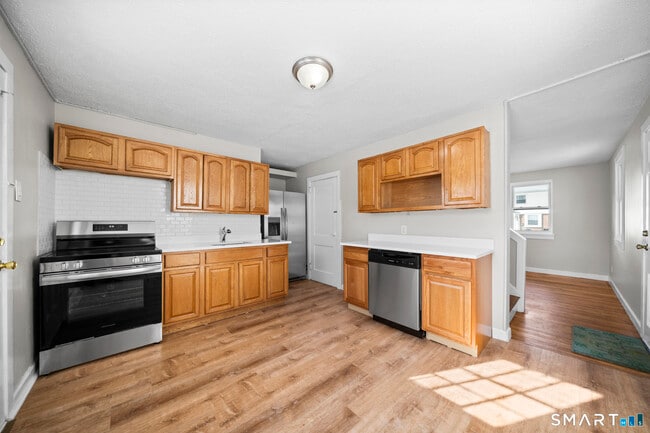 Building Photo - 8 New Hampshire Dr