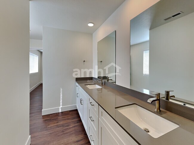 Building Photo - 965 N Rivermist Pl