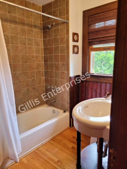 Full Bath - 107 W 11th Ave