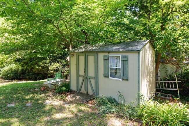 Building Photo - Beautiful Single-Level Home with In-Law Suite and Expansive Yard ***Available Early August 2026***