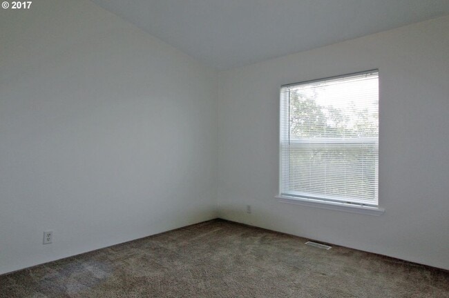 Building Photo - 3 Bedroom Home with Amazing Views