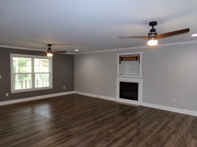 Building Photo - Beautiful Home in Indian Hills