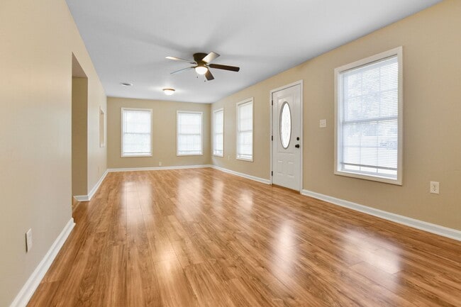 Building Photo - Pet Friendly Three Bedroom!