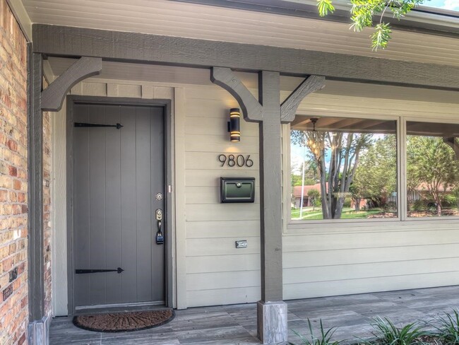 Building Photo - 9806 Cliffwood Dr