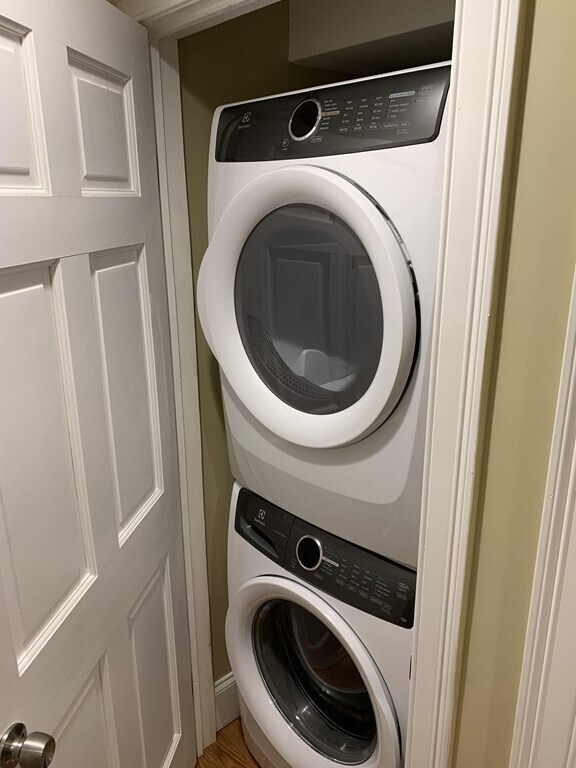 Building Photo - 404 Centre St