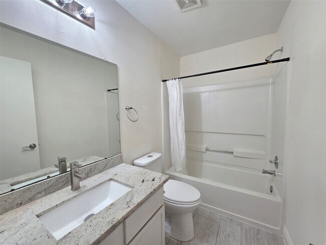 Building Photo - 8126 Golf Green Cir