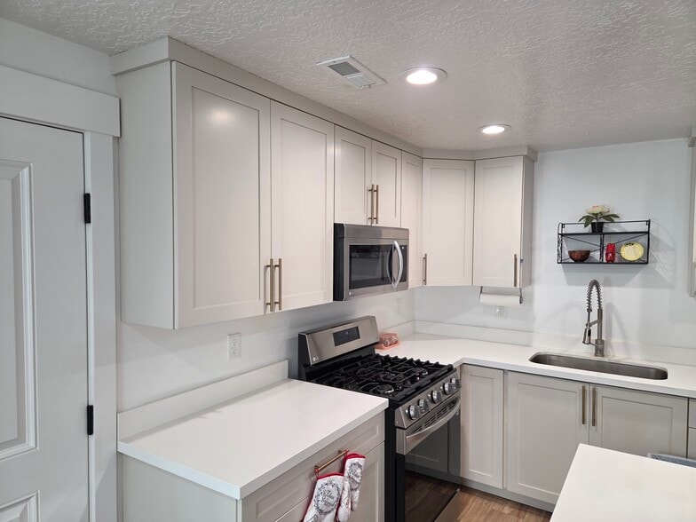 Building Photo - 7046 N Silver Creek Way