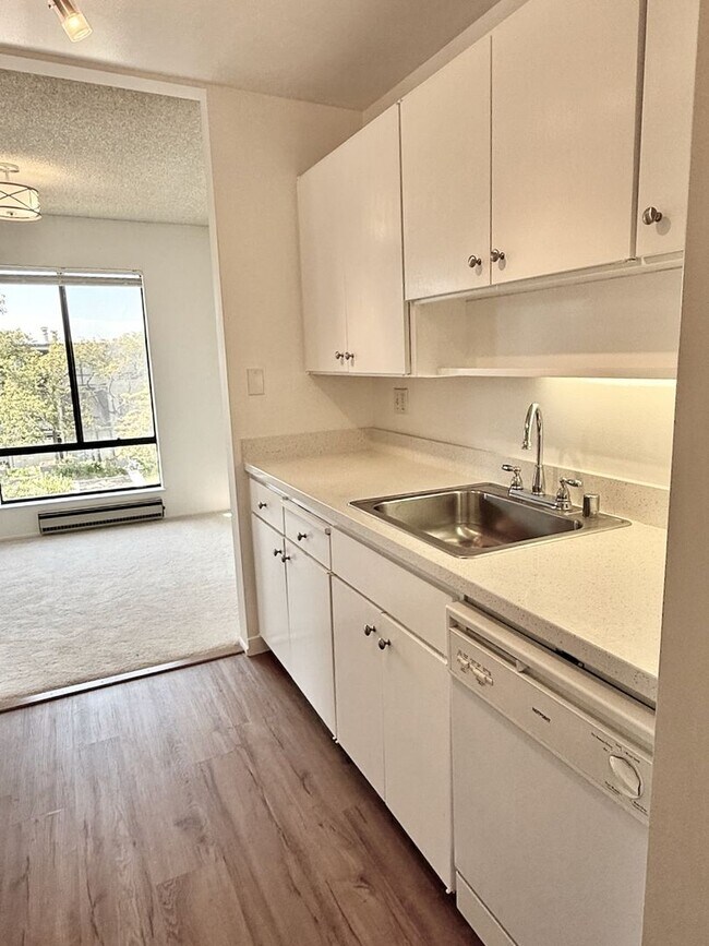 Building Photo - Full Size One Bedroom with Top Floor Privacy
