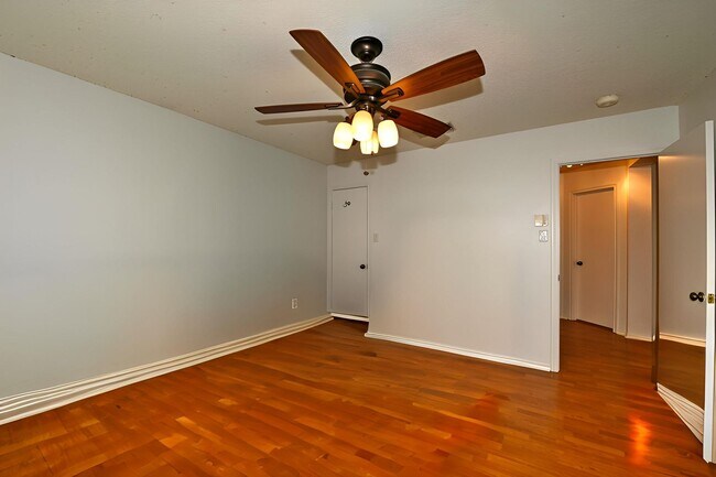 Building Photo - Spacious cozy home  |  Great location  |  2 bedroom  |  1 bath  |  1 car garage