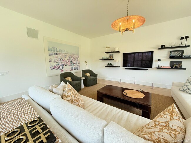 Building Photo - 323 Division St