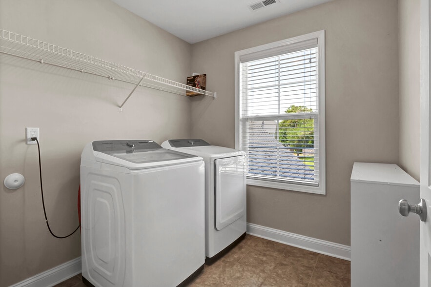 Building Photo - 315 Red Cedar Dr