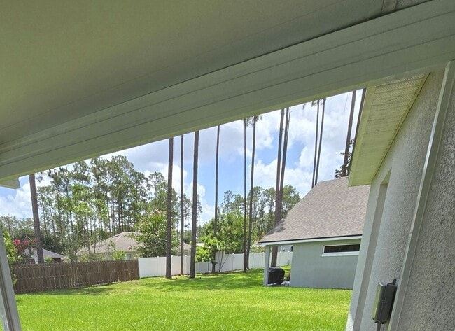 Building Photo - Like New 3/2/2 house with a screened in porch.