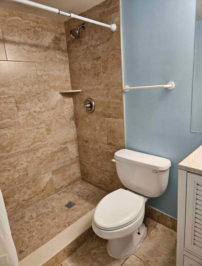 Building Photo - 20910 NE 8th Ct