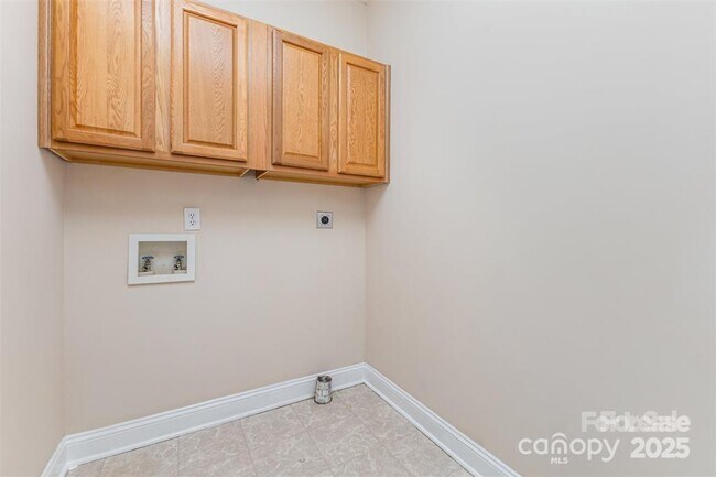 Building Photo - 3439 12 Oaks Pl