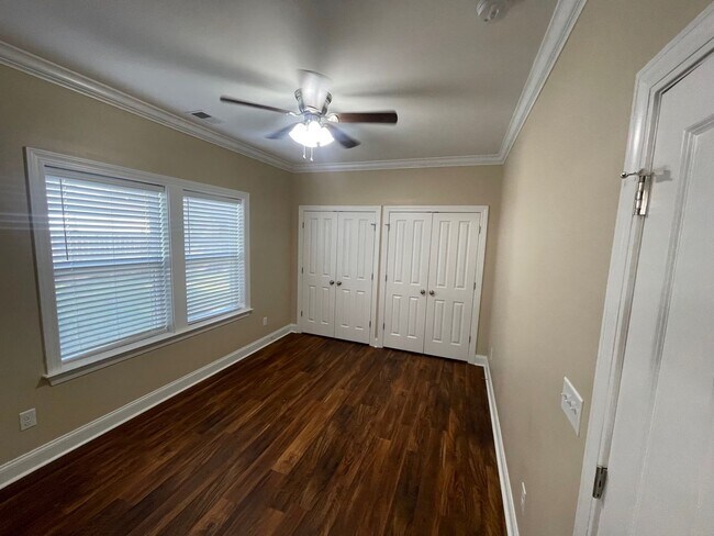 Building Photo - Beautiful 3bed, 2bath Home in Park Circle