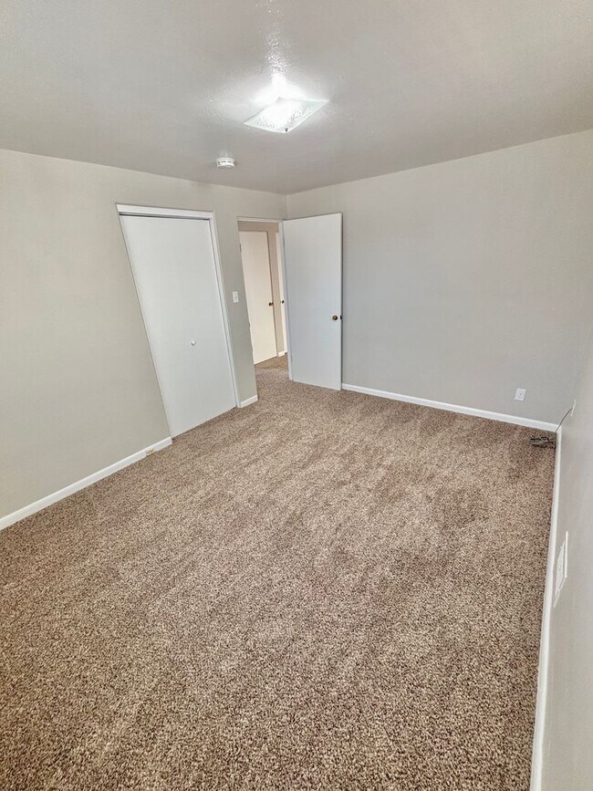 Building Photo - Remodeled Two Bedroom in University District-Next to DU!! 50% Off Firsts Month Rent!!