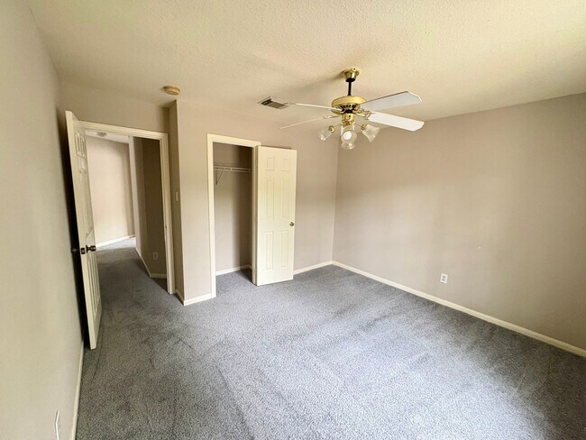 Building Photo - 2117 Whittier Dr