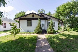 Building Photo - 4 Bedroom Home!!