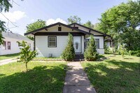 Building Photo - 4 Bedroom Home!!