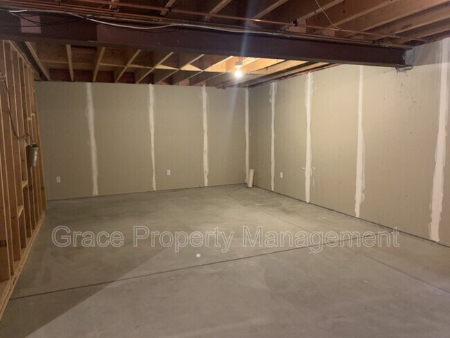 Building Photo - 2586 E 125th Pl