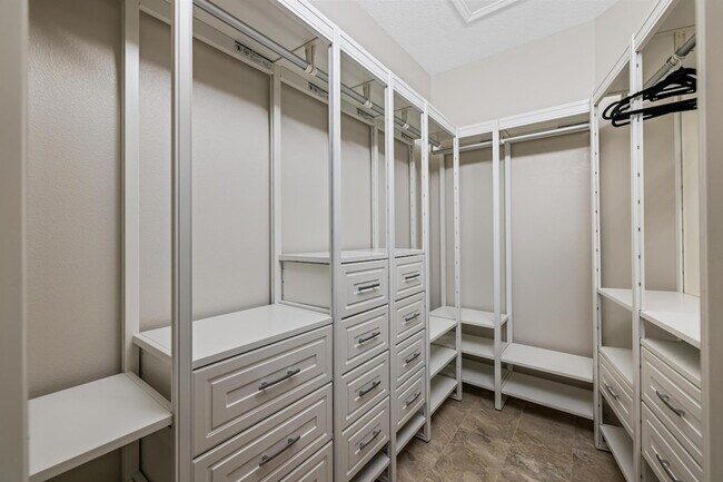Building Photo - 4360 Iola Dr