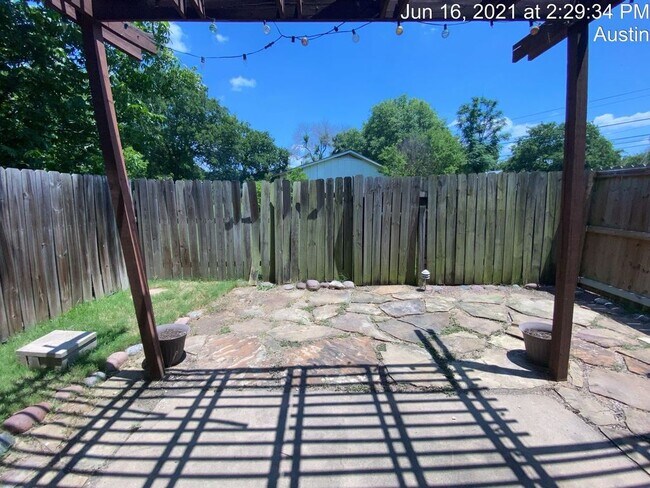 Building Photo - 512 Eberhart Ln
