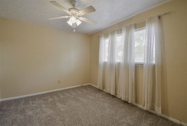 Building Photo - 13915 Roundstone Ln