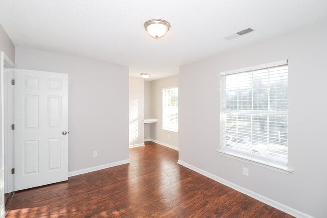 Building Photo - 15 Oaklake Cove