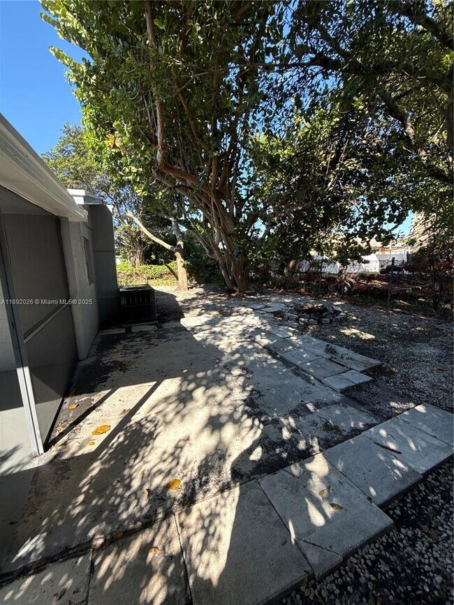 Building Photo - 1600 W 14th St