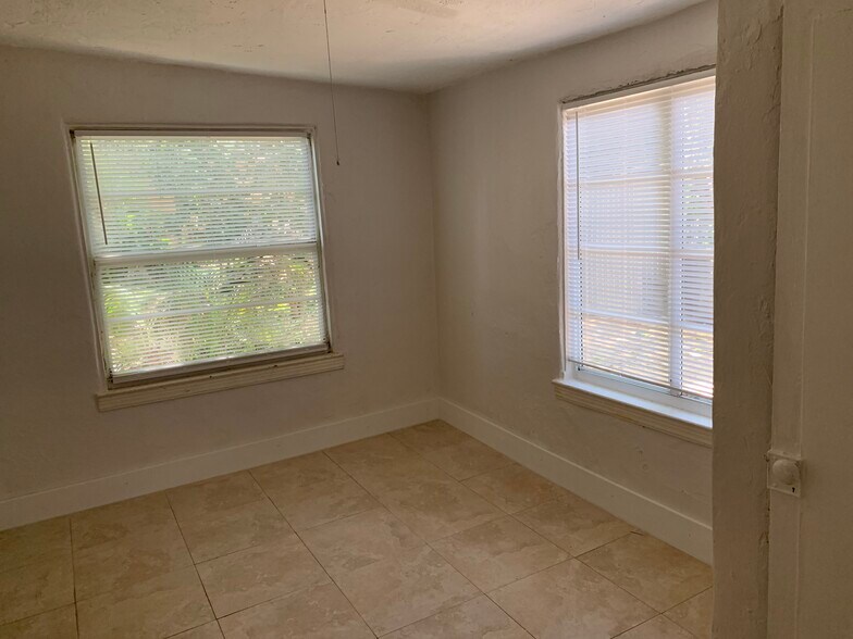 Building Photo - 12720 NE 11th Ct